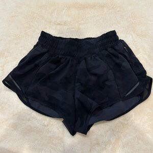 Hotty Hot Low-Rise Lined Short 2.5" Black Camo